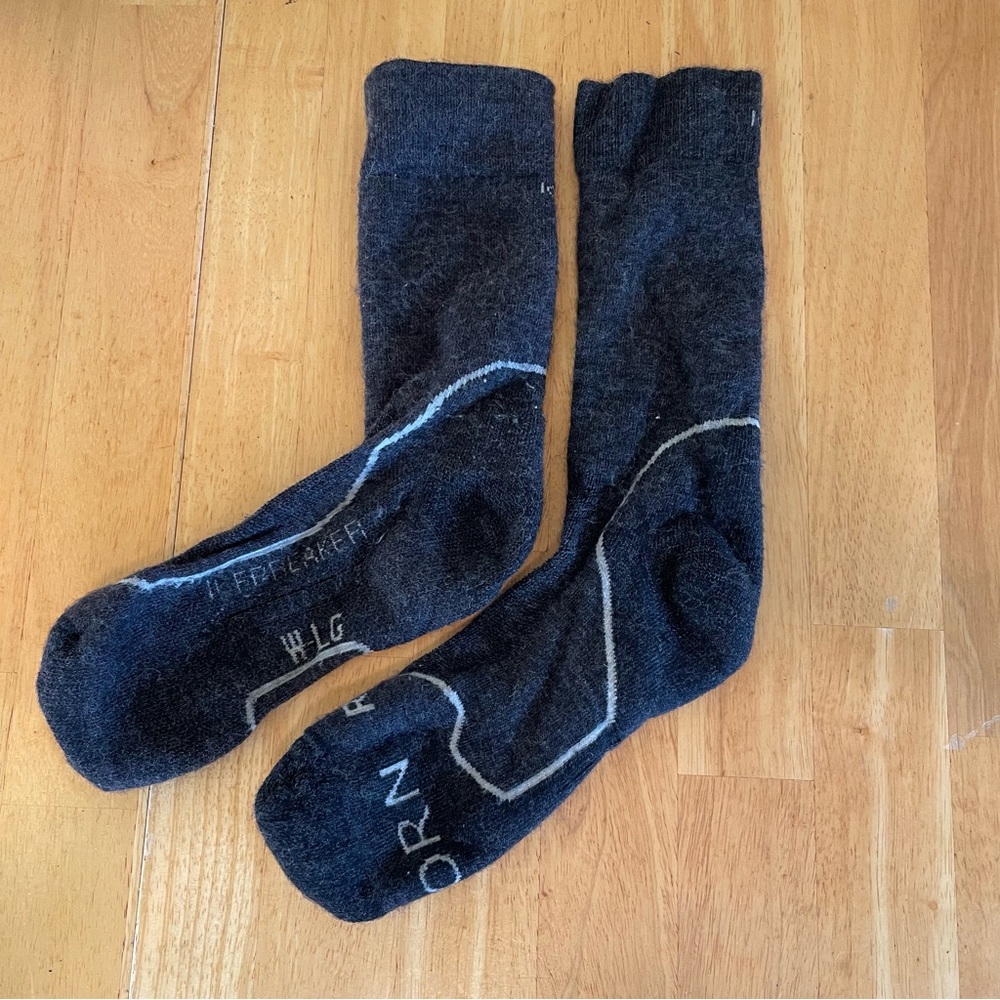 Icebreaker women’s crewe hike socks—black